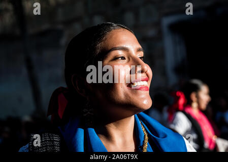 Juli 28, 2019: Ein traditionell gekleidete mexikanische Frau in einer Parade während der Guelaguetza Festival in Oaxaca, Mexiko Stockfoto