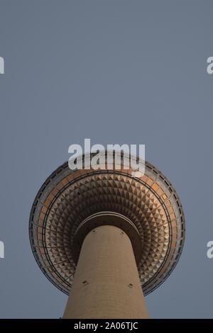 Der Berliner Fernsehturm, der Fernsehturm, in der Dämmerung. Stockfoto