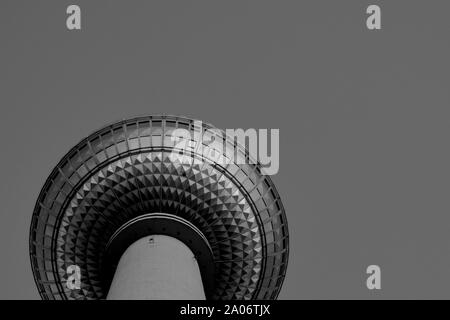 Der Berliner Fernsehturm, der Fernsehturm, in der Dämmerung. Stockfoto
