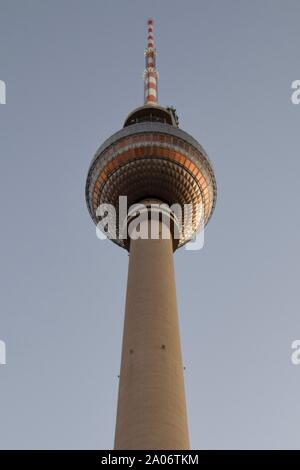 Der Berliner Fernsehturm, der Fernsehturm, in der Dämmerung. Stockfoto