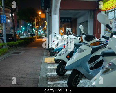 Kaohsiung, Taiwan: Eine Reihe von Polizei roller Parken vor einer taiwanesischen Polizei Station neben dem Bürgersteig. Stockfoto