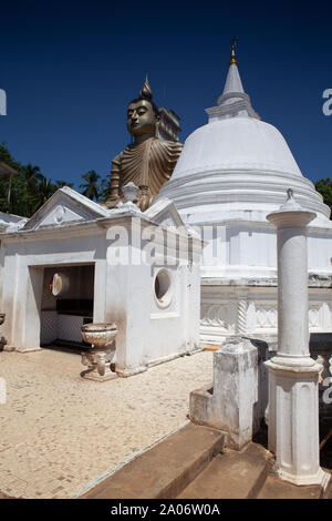Dickwella, Sri Lanka - Januar 29,2019: Wewurukannala Vihara. Eine 50 m hohe sitzender Buddha Figur - das größte in Sri Lanka. Stockfoto