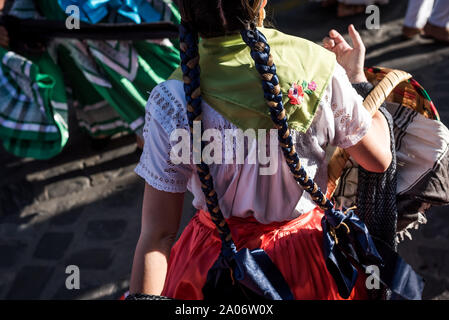 Juli 28, 2019: Ein traditionell gekleidete mexikanische Frau in einer Parade während der Guelaguetza Festival in Oaxaca, Mexiko Stockfoto