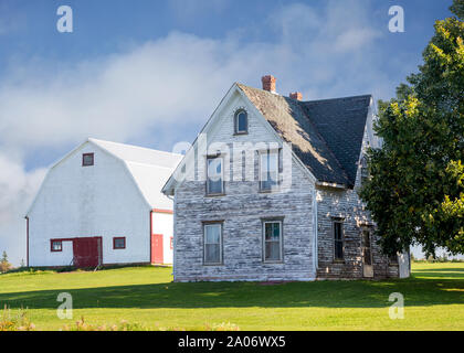 Altes Bauernhaus mit einer großen Scheune im ländlichen Amerika. Stockfoto