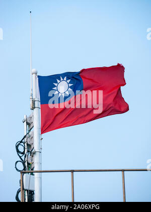 Kaohsiung, Taiwan: Taiwan Fahne im Wind auf klaren Tag mit blauem Himmel. Flagge der Republik China Stockfoto