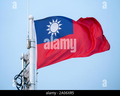 Kaohsiung, Taiwan: Taiwan Fahne im Wind auf klaren Tag mit blauem Himmel. Flagge der Republik China Stockfoto