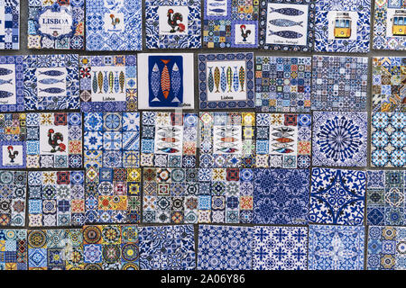 Lissabon, Portugal - August, 2019: typische Souvenir der traditionellen portugiesischen Azulejo Kacheln mit geometrischen Muster Stockfoto