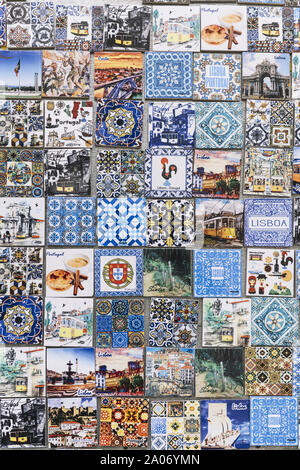 Lissabon, Portugal - August, 2019: vertikale Foto von Souvenirs der traditionellen portugiesischen Azulejo Kacheln mit typischen Bildern und geometrischen Muster Stockfoto