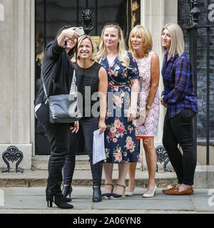 Westminster, London, UK, 19. September 2019. Aktivisten vom "Ende unseren Schmerz', Joanne, Rachel, Elaine, Samantha und Ilmarie zusammen mit Labour MP Tonia Antoniazzi (hier nicht abgebildet), Hand in einer Petition für die Legalisierung des und einen besseren Zugang zu medizinischer Cannabis nach dem Rezept zu Downing Street Nr.10 heute. Ihre Geschichte wurde in den letzten Tagen behandelt wie alle Frauen unmittelbar persönlich betroffen sind oder durch Lieben, deren Leiden durch die medizinische Verwendung von Cannabis gelockert wird. Credit: Imageplotter/Alamy leben Nachrichten Stockfoto