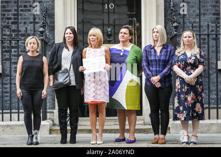 Westminster, London, UK, 19. September 2019. Aktivisten vom "Ende unseren Schmerz', Joanne, Rachel, Elaine, Samantha und Ilmarie zusammen mit Labour MP Tonia Antoniazzi (3. von rechts), von Hand in einer Petition für die Legalisierung des und einen besseren Zugang zu medizinischer Cannabis nach dem Rezept zu Downing Street Nr.10 heute. Ihre Geschichte wurde in den letzten Tagen behandelt wie alle Frauen unmittelbar persönlich betroffen sind oder durch Lieben, deren Leiden durch die medizinische Verwendung von Cannabis gelockert wird. Credit: Imageplotter/Alamy leben Nachrichten Stockfoto