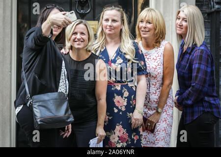 Westminster, London, UK, 19. September 2019. Aktivisten vom "Ende unseren Schmerz', Joanne, Rachel, Elaine, Samantha und Ilmarie zusammen mit Labour MP Tonia Antoniazzi (hier nicht abgebildet), Hand in einer Petition für die Legalisierung des und einen besseren Zugang zu medizinischer Cannabis nach dem Rezept zu Downing Street Nr.10 heute. Ihre Geschichte wurde in den letzten Tagen behandelt wie alle Frauen unmittelbar persönlich betroffen sind oder durch Lieben, deren Leiden durch die medizinische Verwendung von Cannabis gelockert wird. Credit: Imageplotter/Alamy leben Nachrichten Stockfoto