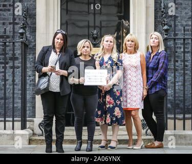 Westminster, London, UK, 19. September 2019. Aktivisten vom "Ende unseren Schmerz', Joanne, Rachel, Elaine, Samantha und Ilmarie zusammen mit Labour MP Tonia Antoniazzi (hier nicht abgebildet), Hand in einer Petition für die Legalisierung des und einen besseren Zugang zu medizinischer Cannabis nach dem Rezept zu Downing Street Nr.10 heute. Ihre Geschichte wurde in den letzten Tagen behandelt wie alle Frauen unmittelbar persönlich betroffen sind oder durch Lieben, deren Leiden durch die medizinische Verwendung von Cannabis gelockert wird. Credit: Imageplotter/Alamy leben Nachrichten Stockfoto