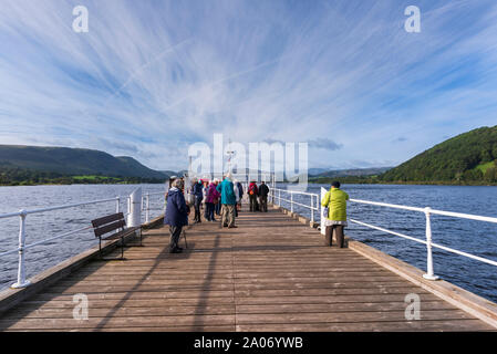 Passagiere warten auf das ullswater Dampfer auf der Mole in Pooley Bridge im englischen Lake District, Cumbria Stockfoto