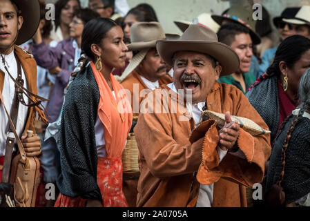 Juli 28, 2019: Eine Gruppe von mexikanischen Männer traditionell in einer Parade während der Guelaguetza Festival in Oaxaca, Mexiko gekleidet Stockfoto