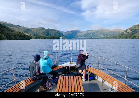 See Ullswater - Passagiere auf einen Tagesausflug auf einem Lakeland Dampfgarer Fähre im Lake District, Cumbria Stockfoto