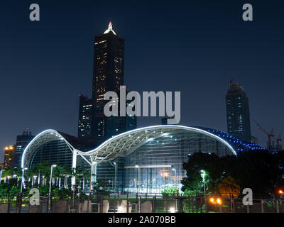 Kaohsiung, Taiwan: Tuntex Sky Tower 85 hinter dem modernen Kaohsiung Messegelände Gebäude bei Nacht, am späten Abend. Stockfoto