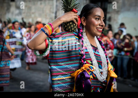 Juli 28, 2019: Ein traditionell gekleidete mexikanische Frau in einer Parade während der Guelaguetza Festival in Oaxaca, Mexiko Stockfoto