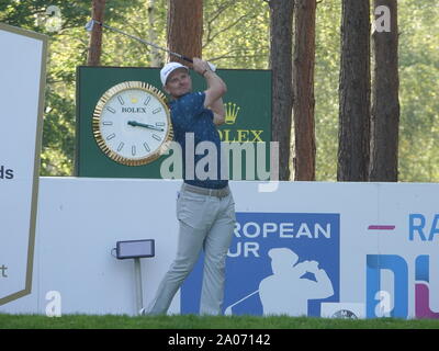 Virginia Water, Großbritannien. 19 Sep, 2019. Wentworth Golf Club, Surrey, UK Justin Rose spielt seine T-Stück, das auf den 10. in der ersten Runde der European Golf Tour: BMW PGA Championship Credit: Motofoto/Alamy leben Nachrichten Stockfoto