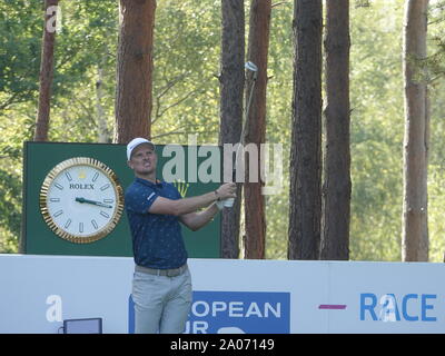 Virginia Water, Großbritannien. 19 Sep, 2019. Wentworth Golf Club, Surrey, UK Justin Rose spielt seine T-Stück, das auf den 10. in der ersten Runde der European Golf Tour: BMW PGA Championship Credit: Motofoto/Alamy leben Nachrichten Stockfoto