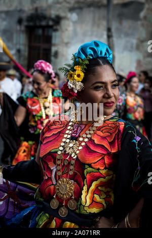 Juli 28, 2019: Ein traditionell gekleidete mexikanische Frau in einer Parade während der Guelaguetza Festival in Oaxaca, Mexiko Stockfoto