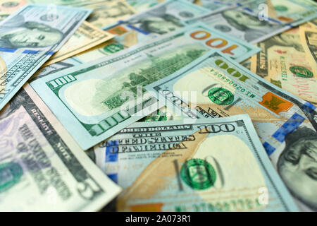 Amerikanische Banknoten verschiedener Konfessionen. Hintergrund von DOLARS. Stockfoto
