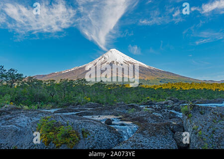 Sonnenaufgang vom Vulkan Osorno mit den Petrohue Wasserfälle und Fluss im Vordergrund, Lake District, in der Nähe von Puerto Varas und Puerto Montt, Chile. Stockfoto