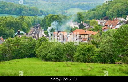 Ein Blick über die Landschaft rund um das Dorf von Grosmont und der North York Moors Railway Station im Frühjahr Stockfoto