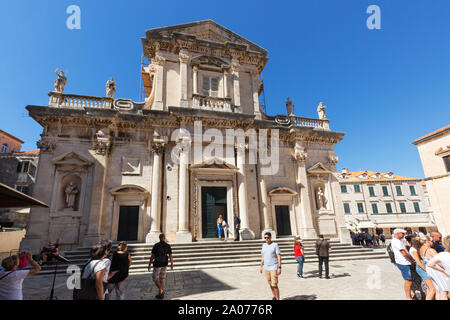 Die Kathedrale von Dubrovnik Kroatien; Menschen außerhalb der äußeren von Dubrovnik, die Kathedrale, die Altstadt von Dubrovnik UNESCO Weltkulturerbe Dubrovnik, Kroatien Stockfoto