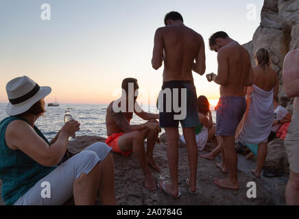 Die Leute trinken an der Buza Bar und beobachten den Sonnenuntergang über der Adria, Dubrovnik, Dubrovnik Kroatien Europa Stockfoto