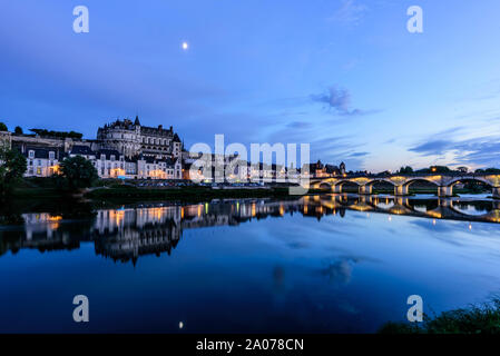 Amboise und Schloss von Amboise bei Nacht, Loire Tal, Frankreich Stockfoto
