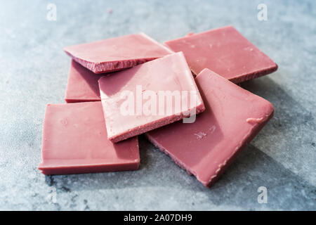 Ruby Schokolade Stücke. Neue Art der Verarbeitung von Kakaobohnen. Süße Snacks. Stockfoto
