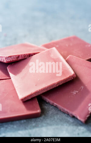 Ruby Schokolade Stücke. Neue Art der Verarbeitung von Kakaobohnen. Süße Snacks. Stockfoto