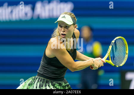 New York, NY - August 29, 2019: Caroline Wozniacki (Dänemark), die in Aktion während der 2. Runde der US Open Tennis Meisterschaft gegen Danielle Collins (USA) zu Billie Jean King National Tennis Center Stockfoto