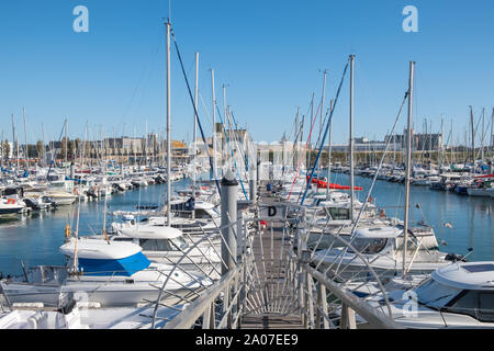 Yachten vor Anker im Hafen von Les Sables d'Olonne in Vendee West Frankreich Stockfoto