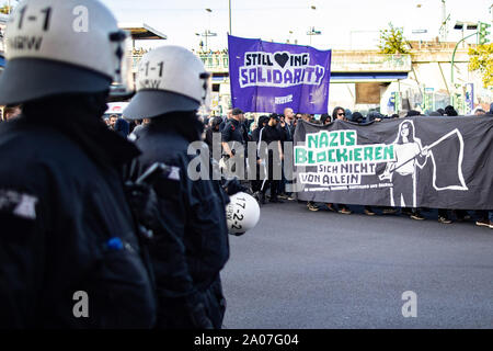 Essen, Deutschland. 19 Sep, 2019. Polizei begleiten ein Protestzug durch die antifaschistischen Demonstranten mit einem Banner mit der Aufschrift "Nazis sich nicht von sich aus' Block. Sie sind an einer Demonstration gegen die so genannte wöchentliche 'Walk' der rechten Gruppe teeler Jungs'. Credit: Marcel Kusch/dpa/Alamy leben Nachrichten Stockfoto