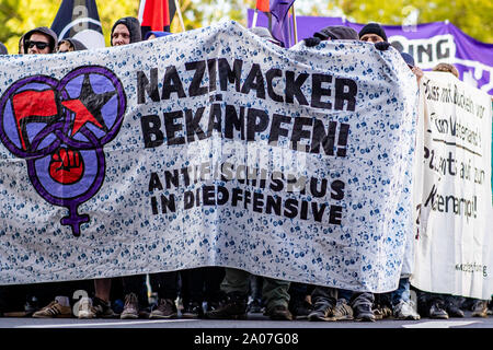 Essen, Deutschland. 19 Sep, 2019. Antifa Demonstranten tragen ein Transparent mit der Aufschrift 'Nazimacker bekämpfen, Numismatik in die Offensive" bei einer Demonstration gegen die so genannte wöchentliche 'Walk' der rechten Gruppe teeler Jungs'. Credit: Marcel Kusch/dpa/Alamy leben Nachrichten Stockfoto