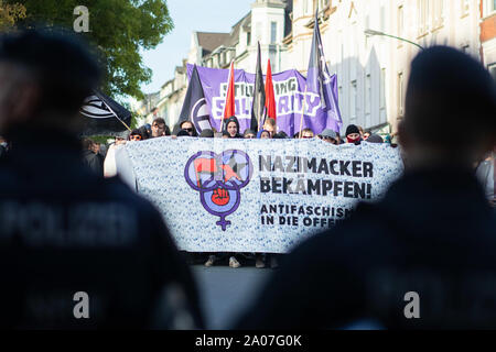 Essen, Deutschland. 19 Sep, 2019. Polizisten begleiten ein Protestzug durch die antifaschistischen Demonstranten, die ein Spruchband mit der Aufschrift "Kampf Nazimacker, Antifaschismus in die Offensive". Sie sind an einer Demonstration gegen die so genannte wöchentliche 'Walk' der rechten Gruppe teeler Jungs'. Credit: Marcel Kusch/dpa/Alamy leben Nachrichten Stockfoto