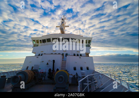 Brücke im Ice Pack in den Polarkreis, Barentsoya, Svalbard, Norwegen Stockfoto