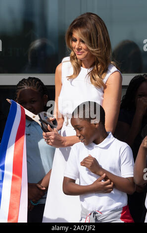 Washington Monument, DC, USA. 19. Sep 2019. First Lady Melania Trump beteiligt sich mit einem "Ribbon Cutting das Washington Monument, in Washington, DC am Donnerstag wieder zu öffnen, 19. September 2019. Das Denkmal wurde auf und weg für Renovierungen und Reparaturen folgende Schäden durch das Erdbeben 2011 geschlossen. Foto von Kevin Dietsch/UPI Quelle: UPI/Alamy leben Nachrichten Stockfoto