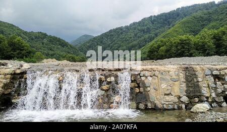 Natur Bild mit kleinen Fluss, der durch die bewaldeten Berge Rumäniens läuft Stockfoto