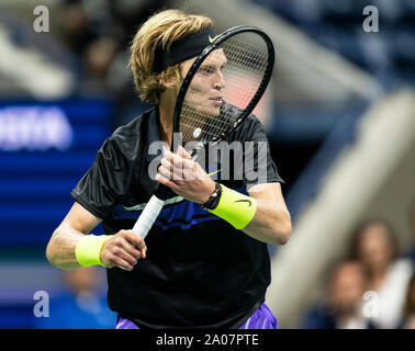 New York, NY - 31. August 2019: Andrej Rublev (Russland), die in Aktion während der 3. Runde der US Open Tennis Meisterschaft gegen Nick Kyrgios (Australien) an Billie Jean King National Tennis Center Stockfoto