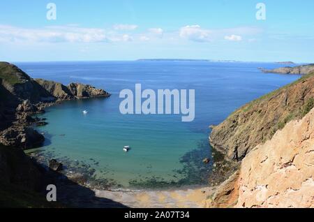 La Grande Greve Bay bei La Coupee, dem Causeway verbindet Grand Sark und Little Sark, Guernsey und Herm in Distanz, Channel Islands, Großbritannien Stockfoto