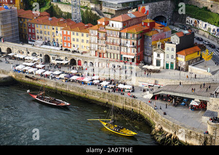 Porto, Portugal - Dezember 2018: Blick von Luis I Brücke in die Ribeira und den Fluss Douro mit zwei rabelo Boote. Stockfoto