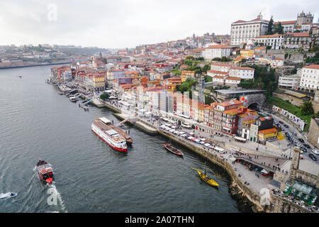 Porto, Portugal - Dezember 2018: Blick auf das Viertel Ribeira und den Fluss Douro mit mehreren touristischen Boote. Stockfoto