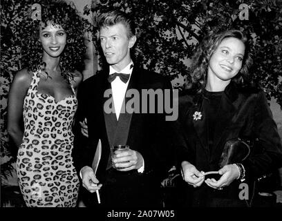 Sept. 20, 1991 - Paris, Frankreich - Pop Sänger David Bowie, mit Modell Freundin IMAN, Links, und Schauspielerin Ornella Muti bei der Präsentation des Films, "Anima Mundi". (Bild: © Keystone Presse Agentur/Keystone USA über ZUMAPRESS.com) Stockfoto