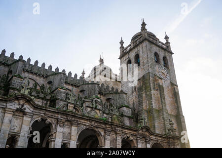 Froschperspektive auf den Turm der Kathedrale von Porto an einem hellen Tag. Stockfoto
