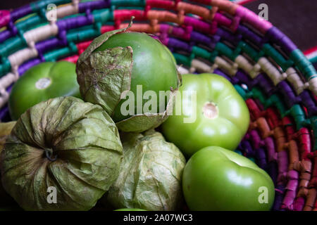 Tomatillos in Korb in der mexikanischen Küche Stockfoto