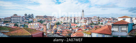 Wunderschöne Panorama-Aufnahme des Porto Skyline am hellen Tag, mit Clerigos Turm und der Portugiesischen Zentrum für Fotografie Stockfoto