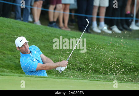 Wentworth Golf Club, Virginia Water, Großbritannien. 19. September 2019. Paul Casey von England spielt eine Bunker Schuß auf dem 18 Loch, in das Wasser Gefahren geht, während am Tag 1 bei der BMW PGA Championship. Nur für den redaktionellen Gebrauch bestimmt. Quelle: Paul Terry/Alamy. Quelle: Paul Terry Foto/Alamy leben Nachrichten Stockfoto
