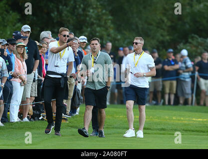 Wentworth Golf Club, Virginia Water, Großbritannien. 19. September 2019. England Cricketers Stuart Breite (L) und Ben Stokes (R) sind zu sehen, während am Tag 1 bei der BMW PGA Championship. Nur für den redaktionellen Gebrauch bestimmt. Quelle: Paul Terry/Alamy. Quelle: Paul Terry Foto/Alamy leben Nachrichten Stockfoto